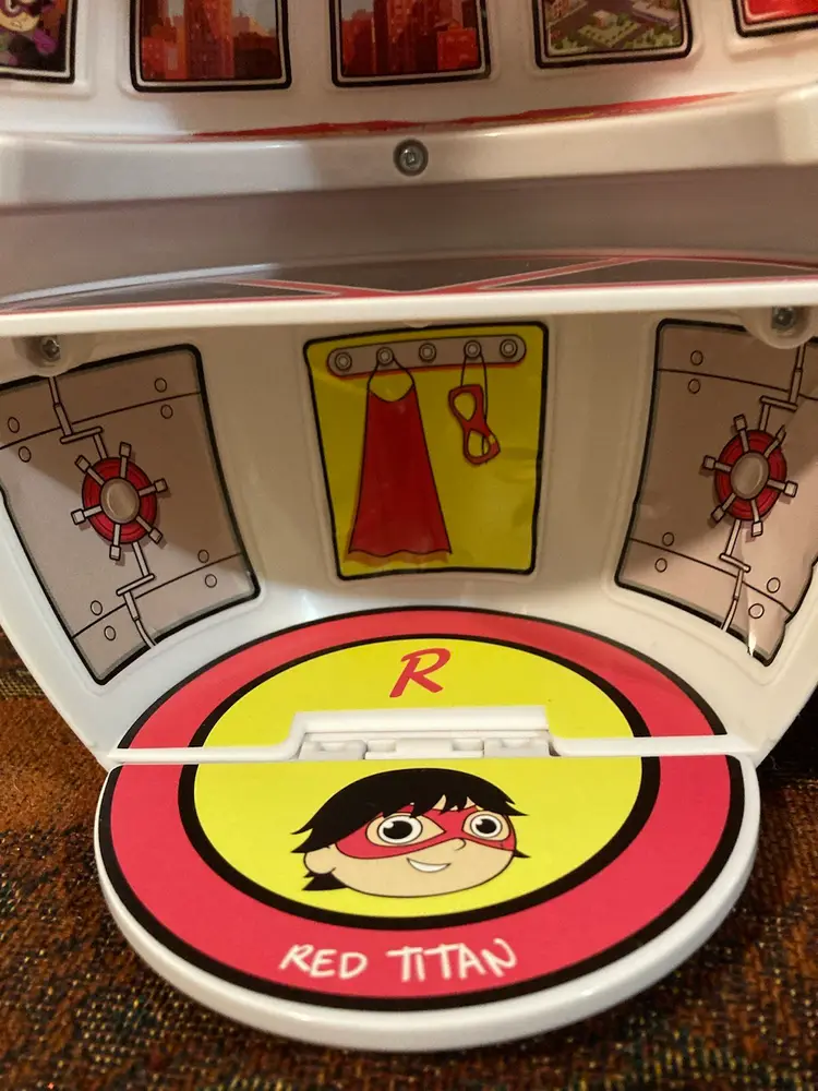 RYANS WORLD Giant Egg Adventure - RED TITAN