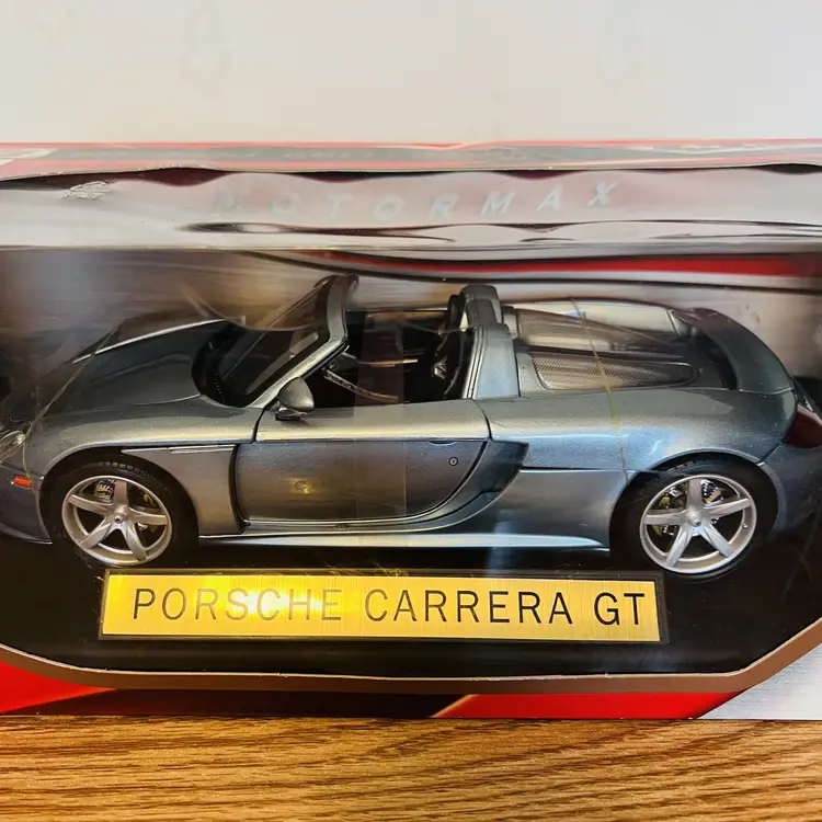 Porsche Carrera GT Die-cast Card 1:18 Scale Motor Max Car Model