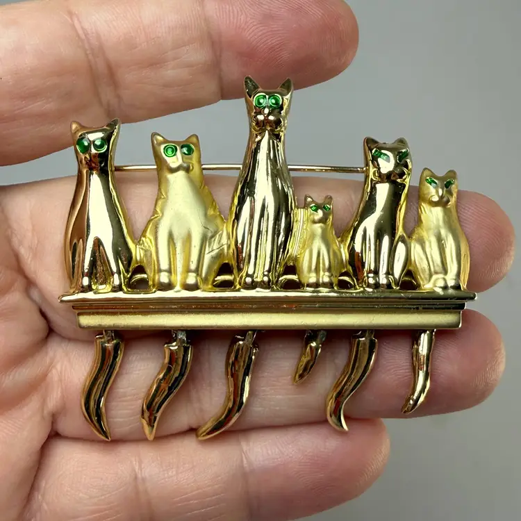 Vintage AJC Gold Tone Cats on A Wall Articulated Brooch Pin Green Eyes