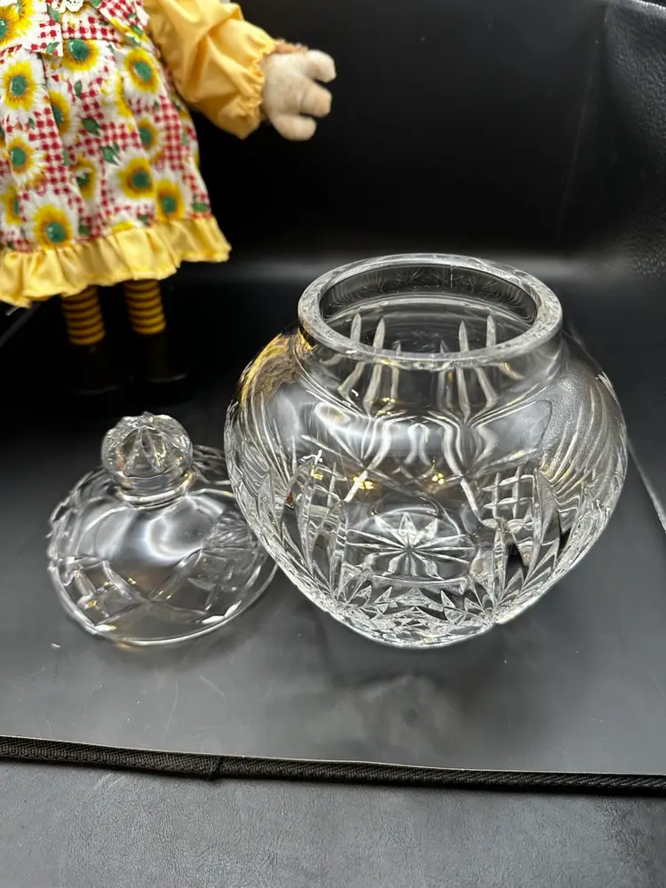 007 A vintage cut lead crystal covered jar