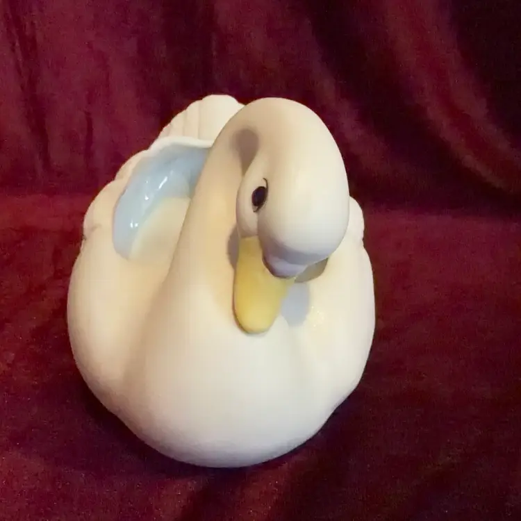Adorable vintage Homco porcelain white bisque swan planter, Could be used as a planter, vase, or trinket dish.