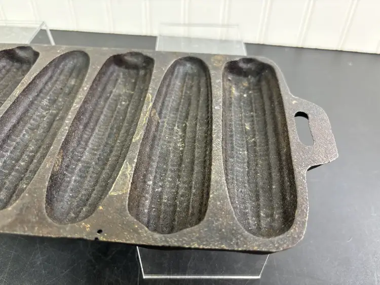 Primitive Vintage 7S 26 Cast Iron Cornbread Corn Cob Shaped Muffin Baking Pan