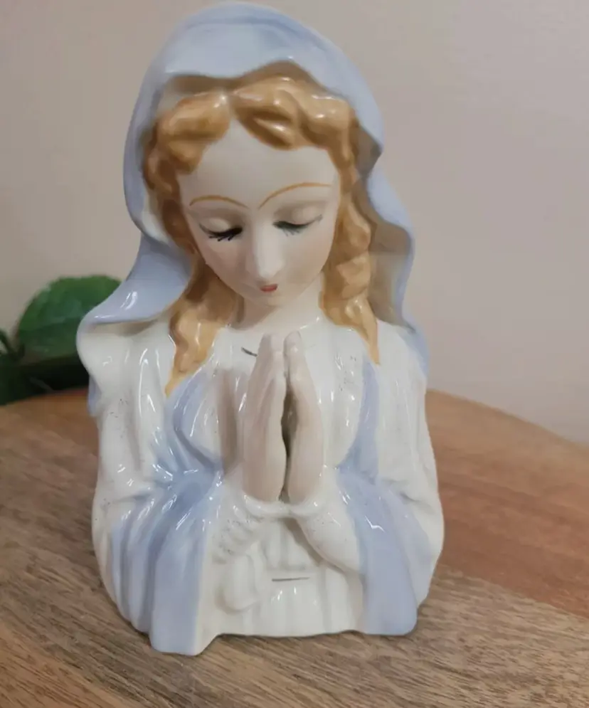 Small Madonna/ Virgin Mary Ceramic  5 1/2 x 3