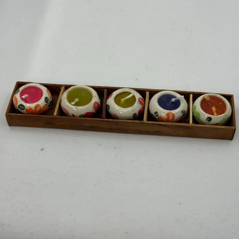 Wooden Mini Crate With 5 Pottery Candles
