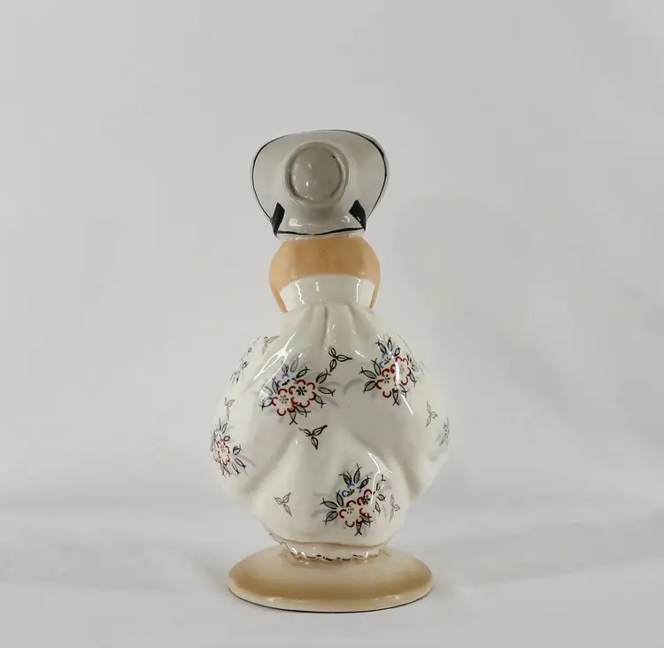 Vintage Napco Windswept Girl with umbrella Marilyn Monroe Pose 8 inch figurine 1956 (A)