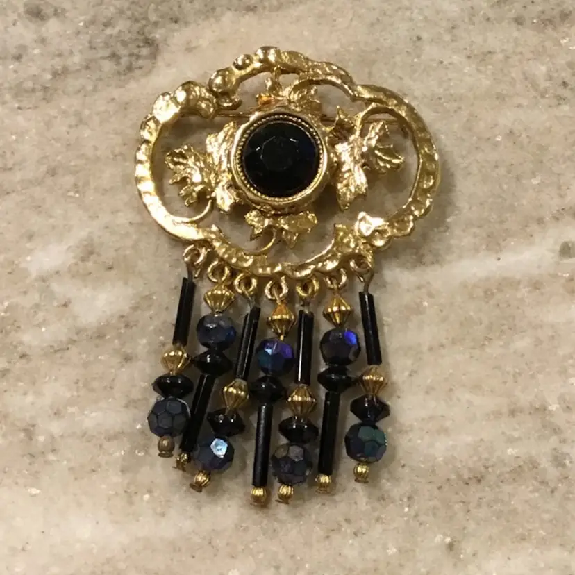 Z.Victorian Style Brooch With Tassels