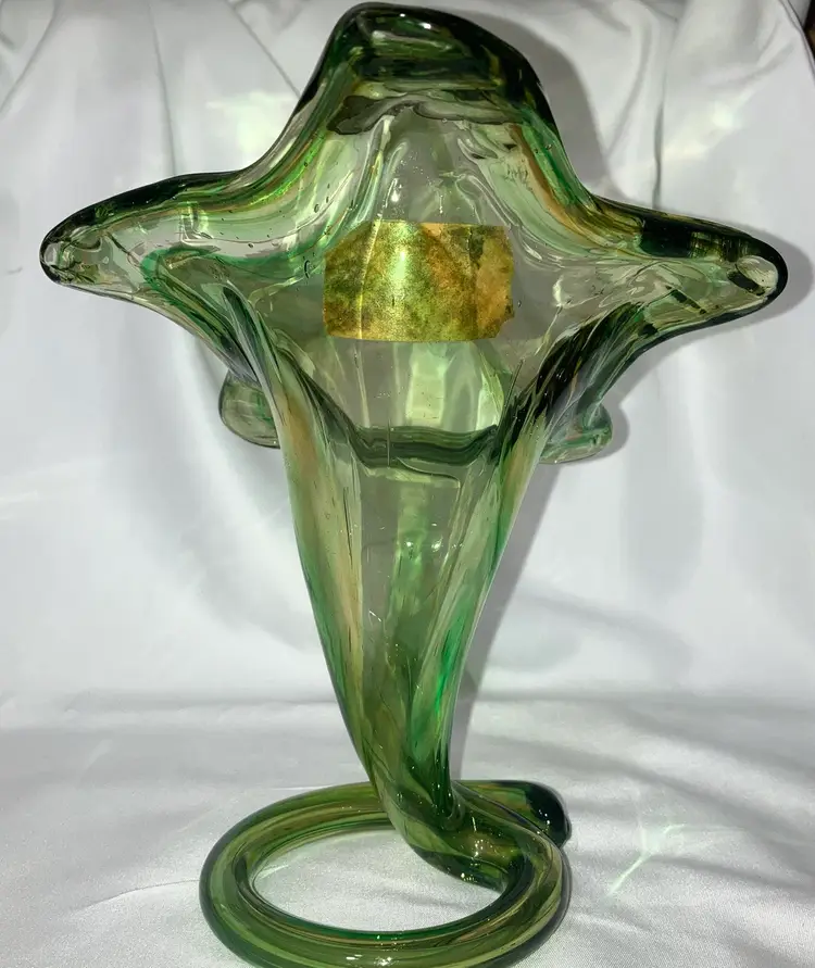 VTG Star Design Hand Blown Green Art Glass Vase With Spiral Coiled Base 7” Tall