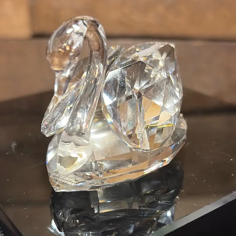 117 . Swarovski Crystal Swan Figurine (1976-1988)