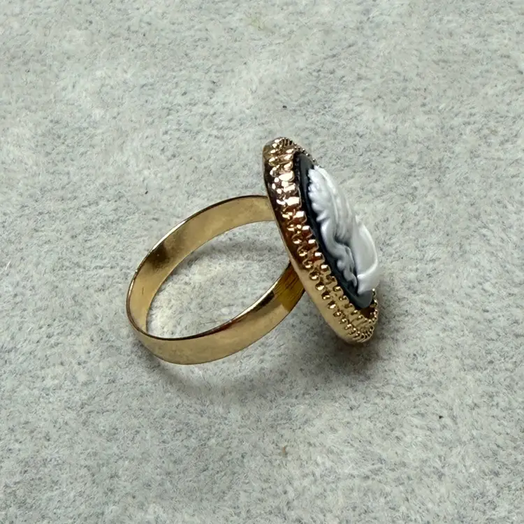 Vintage Costume Jewelry Gold Tone Black & White Cameo Ring Size 7.5