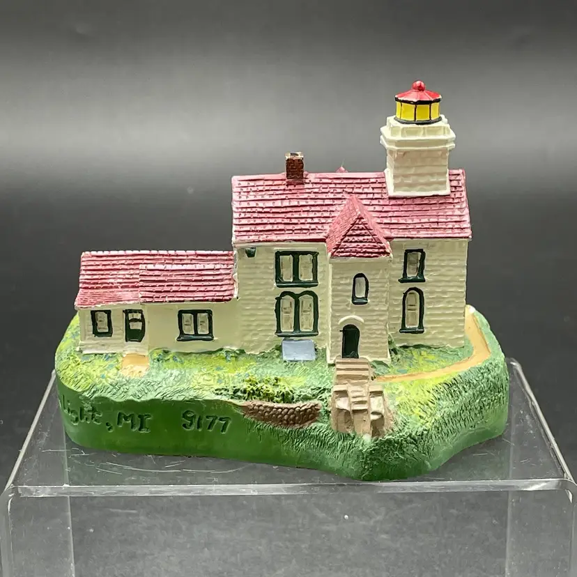 Spoontiques #009177 Grand Traverse Lighthouse Figurine VTG Miniature Building