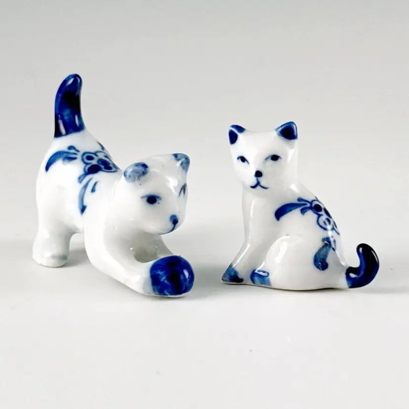2 Miniature Delft Kitten Cat Figurines Hand Painted Porcelain Blue & White Vtg