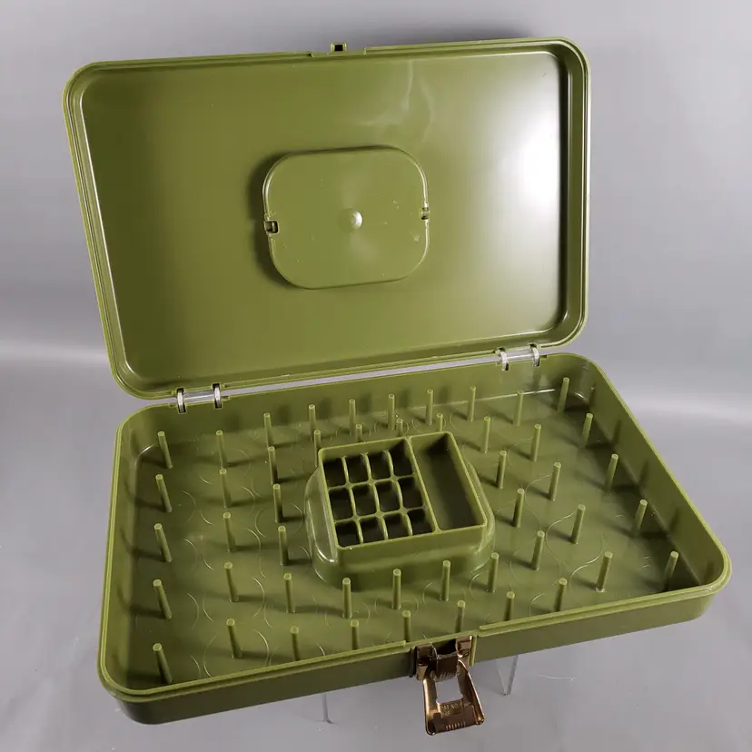 Vintage WILSON WIL-HOLD Avocado Green PLASTIC Thread Bobbin SEWING BOX
