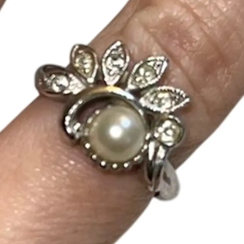 Vintage Avon “Fan Fare” Faux Pearl & Diamond Ring Silvertone Size 6-7.5 Adjustable