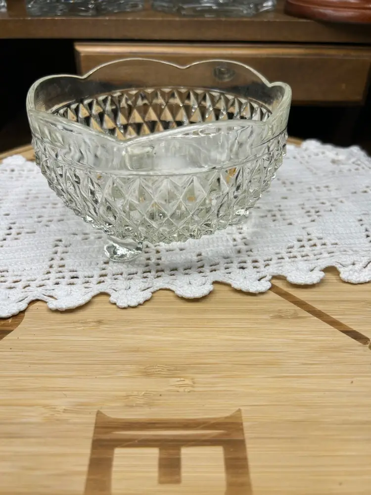 Vintage Indiana Glass Diamond Point 3-footed bowl