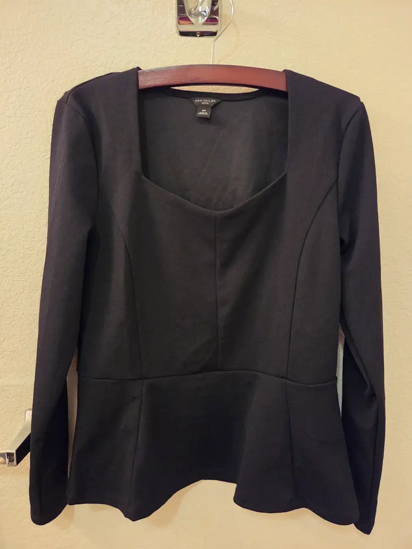 NWOT Ann Taylor Ladies Petite XSP Black Long Sleeved Peplum Top w/ sweet heart Neckline