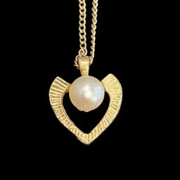 Vintage Gold Tone Faux Pearl Heart Necklace 16” Chain