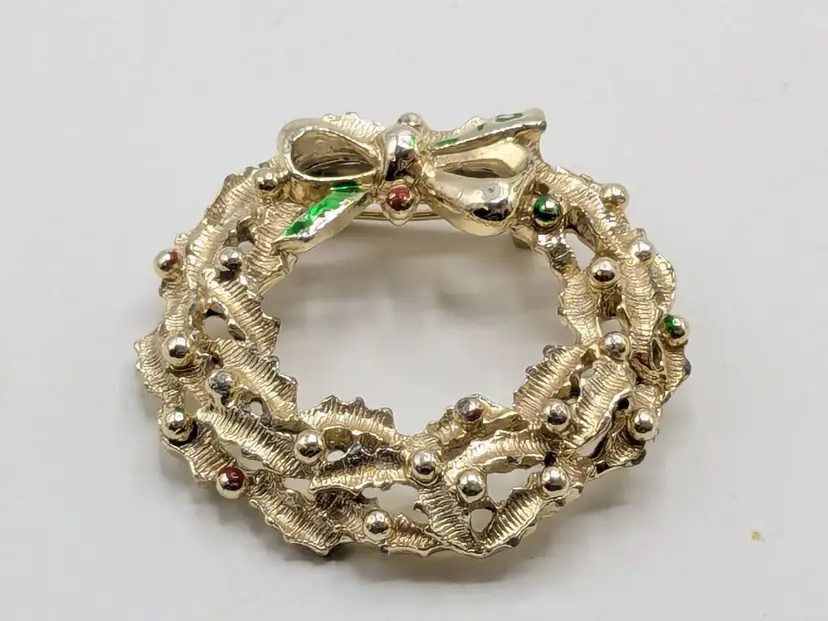 Vintage Gerry's Christmas Wreath Brooch Pin Holly Gold Tone Holiday Jewelry READ