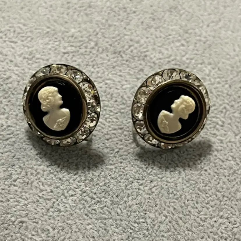 3/4” Vintage Cameo Screw-back Earrings