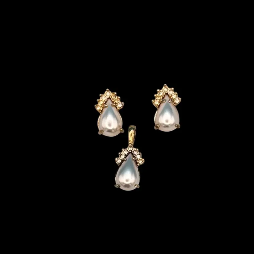 Elegant Pearl & Rhinestone Teardrop Jewelry Set – Pendant & Earrings