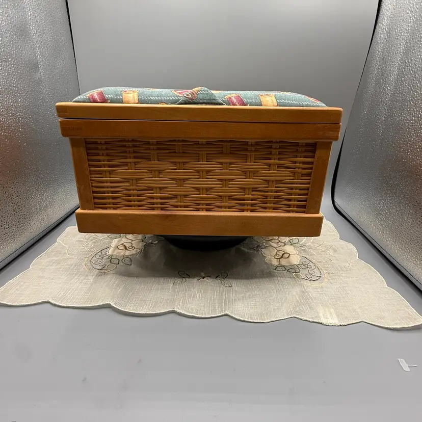 🐞Vintage Wicker and Wood Sewing Basket Box Chest with Padded Spool Novelty Fabric Lid 73/4”x 10”x 5 .5