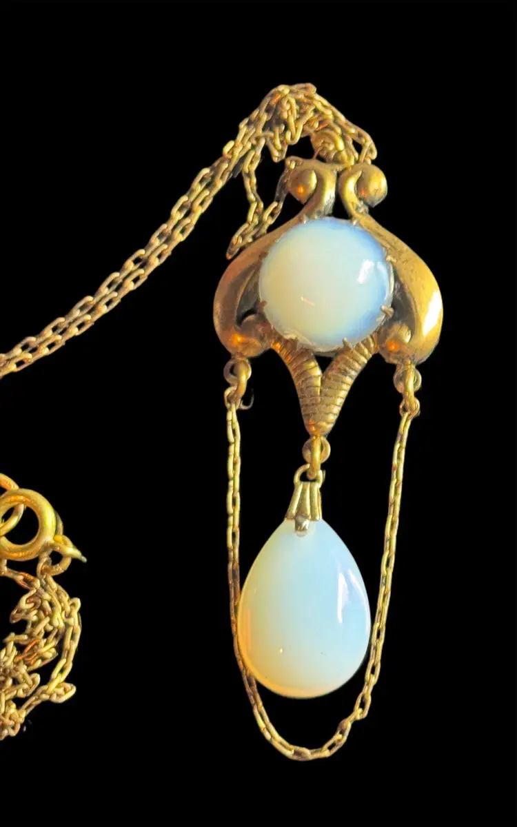 Art Nouveau Vintage Milky Moonstone Glass Necklace