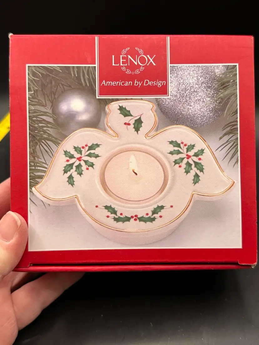 Lenox HOLIDAY ANGEL VOTIVE
PORCELAIN
HOLLY PATTERN