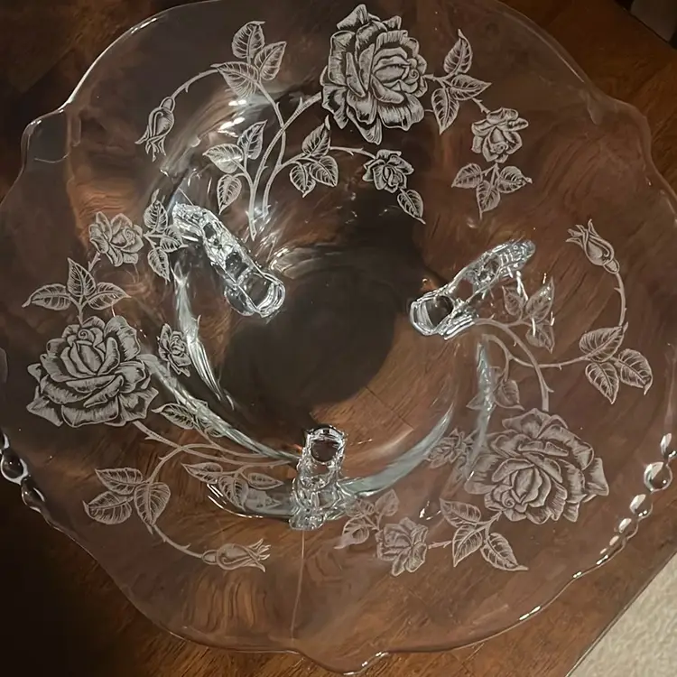 Stunning!!! Heisey Waverly Rose Etched glass centerpiece Bowl with a beaded edge. Three footed bowl with feet in the shape of seahorses.
11 Inches Wide 4 Inches High .