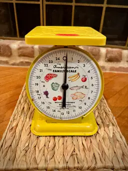VINTAGE AMERICAN FAMILY SCALE – YELLOW METAL KITCHEN SCALE