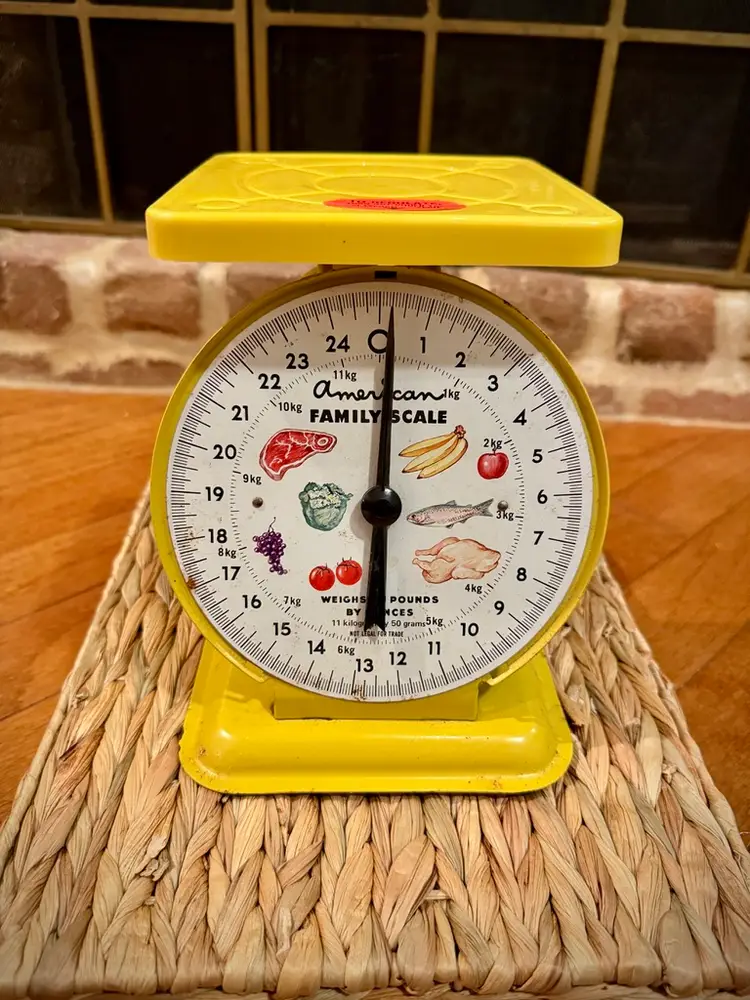VINTAGE AMERICAN FAMILY SCALE – YELLOW METAL KITCHEN SCALE