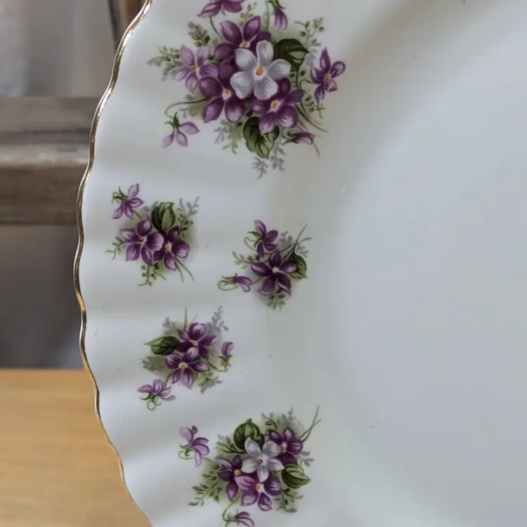 ROYAL ALBERT  SWEET VIOLETS GOLD TRIM PLATE - 8 1/4" SALAD PLATE