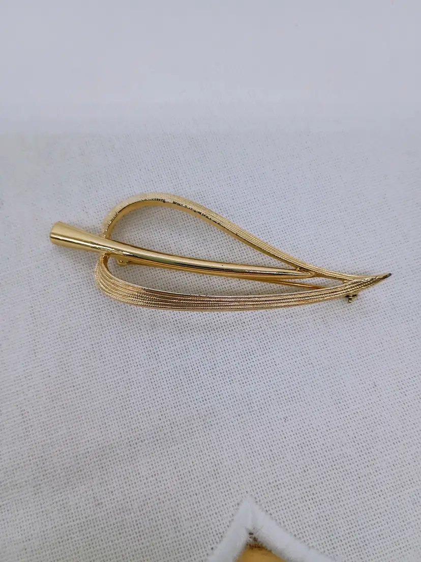 Vintage Sarah Coventry Simplicity Leaf  Silhouette Outline Gold Tone Brooch.
