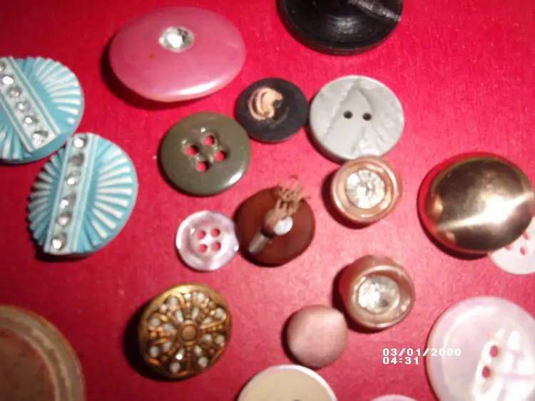 Vintage buttons lot Nice variety of different kinds, take a look at Grannys old buttons