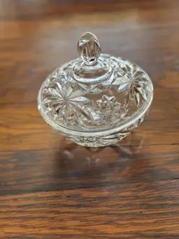 Vintage Pressed Glass Candy Dish with Lid – 6” Starburst & Daisy Pattern Clear Glass Trinket Jar – Mid Century Kitchen or Vanity Decor