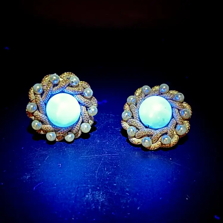 Vintage Round Clip-on Earrings with UV Glow Pearl 1”