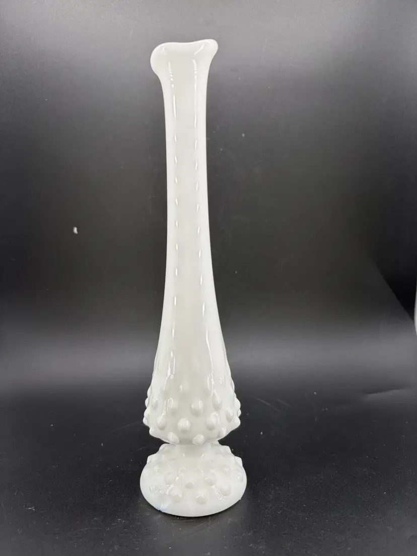 VINTAGE FENTON HOBNAIL MILK GLASS BUD VASE
