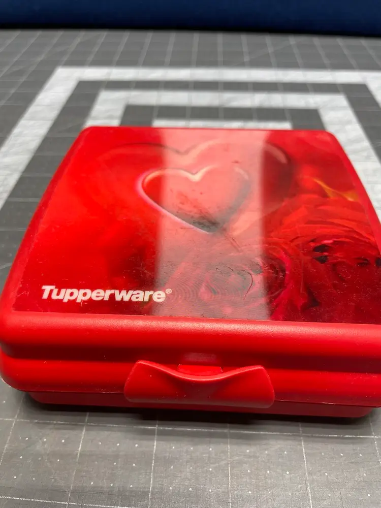 Tupperware Valentines Sandwich Keeper Hologram