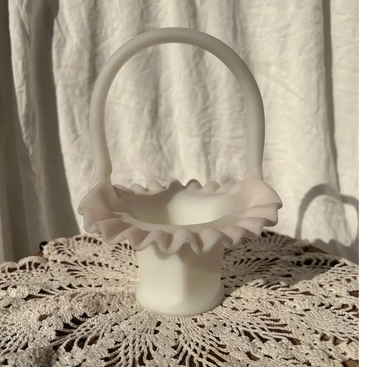 VINTAGE FENTON IVORY SATIN BASKET HAND PAINTED FLOWERS ARTIST SIGNED BY SUE JACKSON