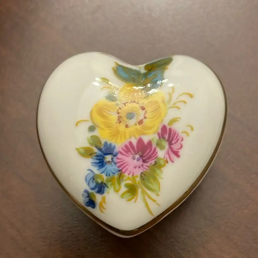 #626 Reuter Denkendorf Germany Heart Shaped Trinket Box With Flowers