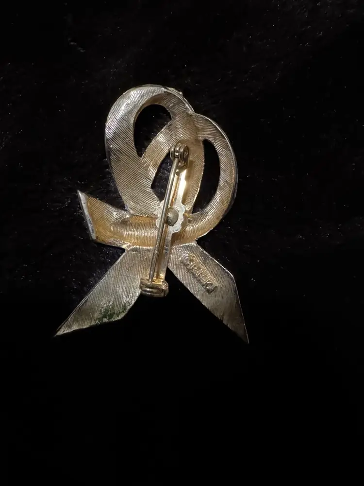 Vintage textured gold tone ribbon brooch/pin