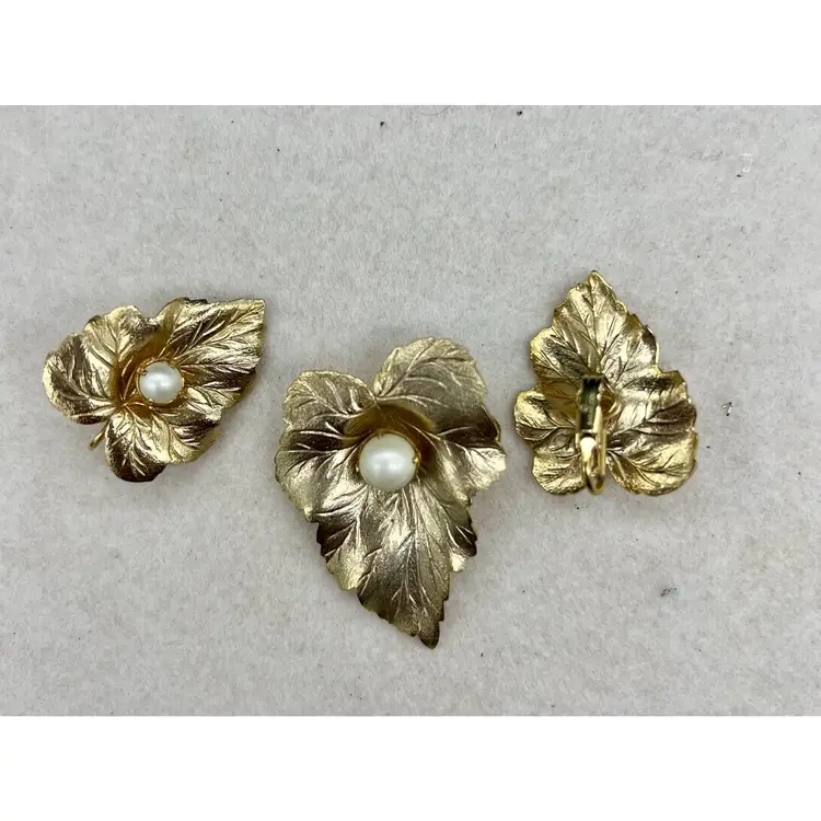Vintage SARAH COVENTRY gold toned Leaf And Pearl Brooch And Clip On Earrings