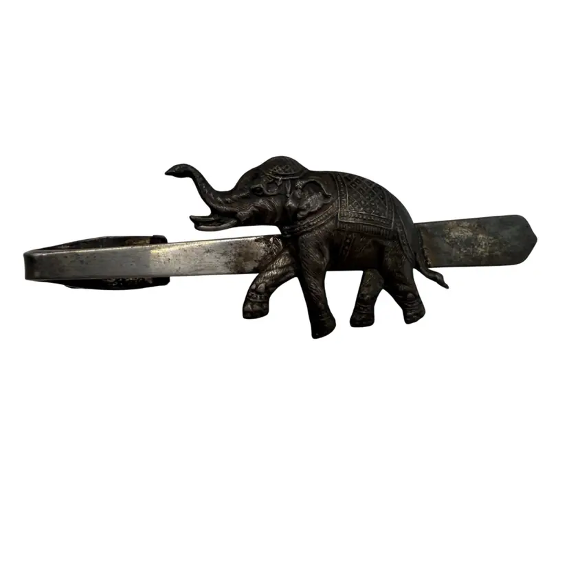 vintage Siam sterling silver tie clip features a detailed, etched elephant design