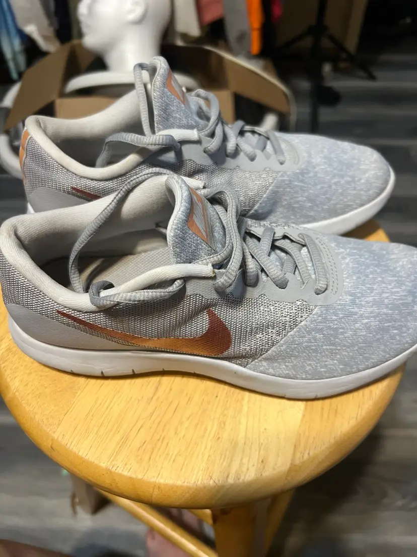 Women’s Size 7.5 Nike Flex Contact Running Shoes