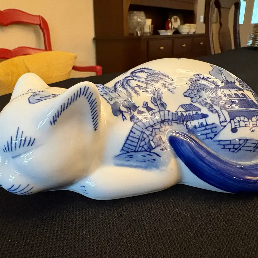 Blue Willow Sleeping Cat Figurine Porcelain Chinoiserie Handpainted Vintage