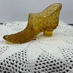 Vintage amber glass slipper with Daisy and Button pattern.