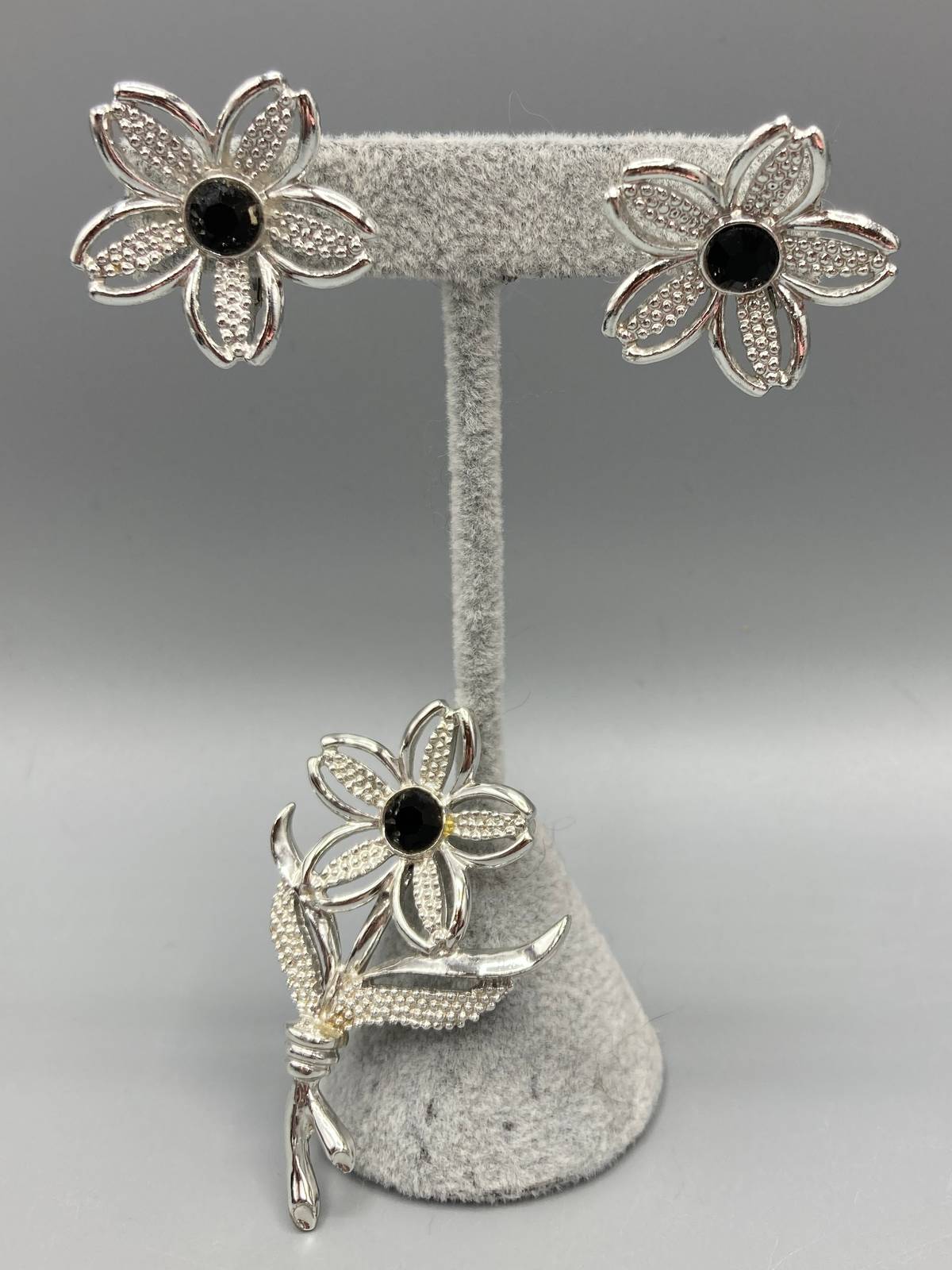 Niknax · Vintage Sarah Coventry 1968 Black Beauty Flower Brooch and ...