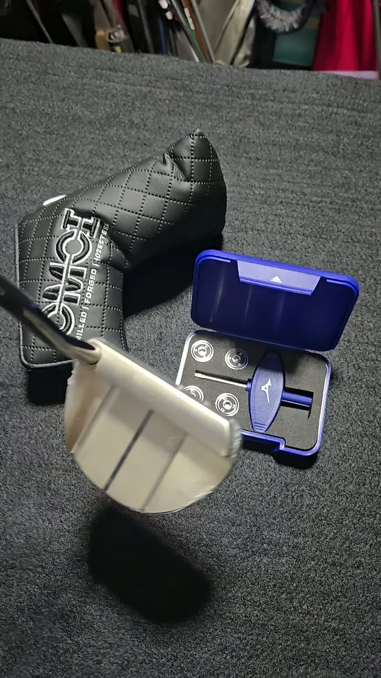 Mizuno gold OMOI 03 putter still in plastic with headcover and weights