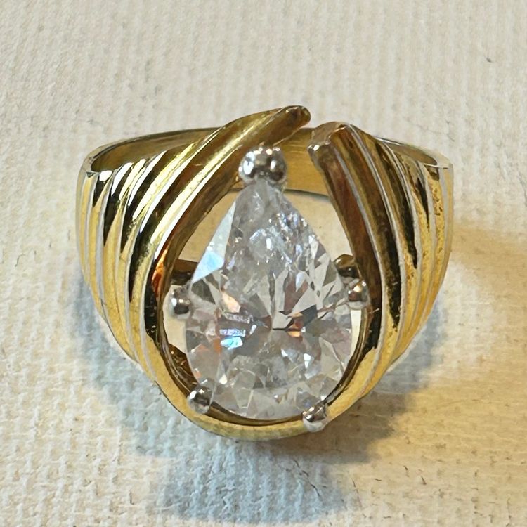 Unsigned Vintage Gold Tone Pear Shaped Solitaire Ridges Ring Size 7