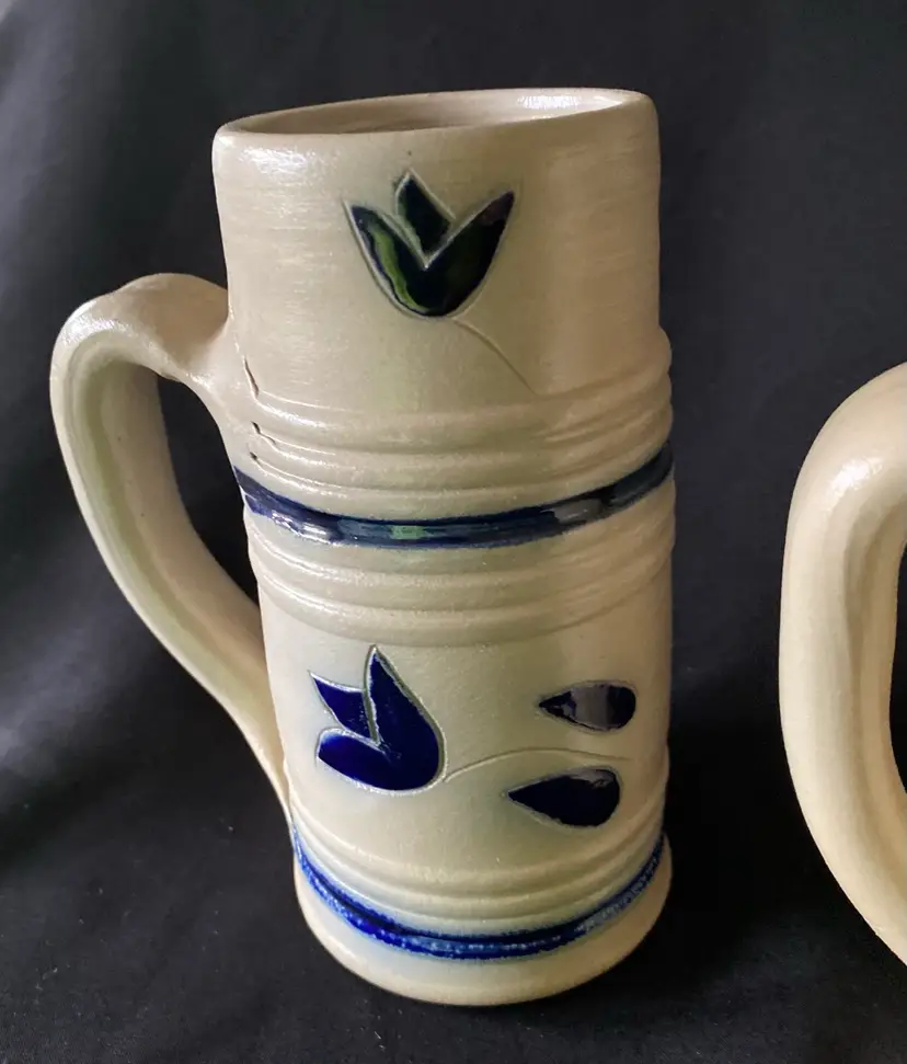 Set Williamsburg Pottery Stoneware Salt Glazed Coffee Mugs (2) Tankard Stein Flower