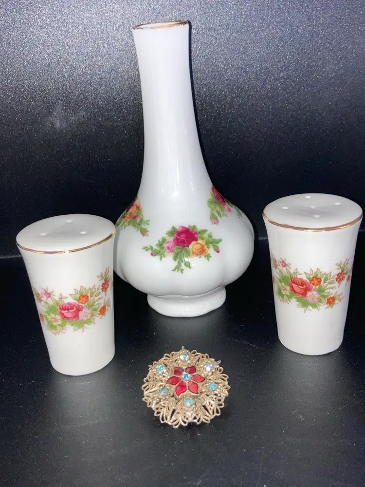 Promised Garden Vignette! Vintage Gold Tone Filigree Flower Brooch With Blue Rhinestones (1/4” Diameter) READ (Slight Bend To Pin On Back) Vintage 1962 Royal Albert Bone China Old Country Roses Vase Made In England (5 1/4” Tall 3” Wide READ Slight Wear To Gold Around Top As Expected For Age) Vintage Country Roses Shaker Set Fine Bone China (2 1/4” Tall Almost 1 1/2” Wide At Top) 💐🌹💐
