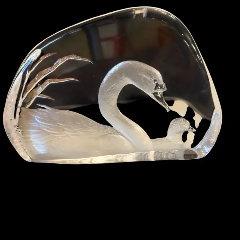 Mats Jonasson Sweden Engraved Full Lead Crystal Swan w/ baby Sculpture